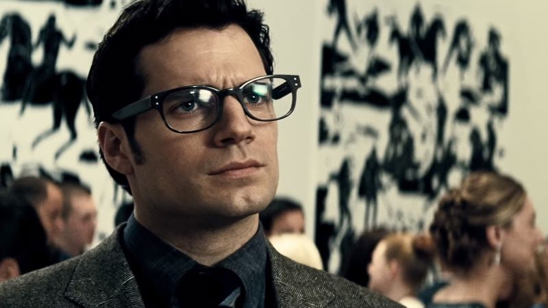 El famoso disfraz de Clark Kent. Imagen: Batman v Superman: Dawn of Justice (2016)
